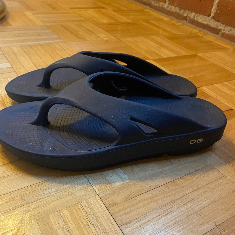 Men’s navy Oofos flip flops size 11. Worn a few times only. No sign of wear.
